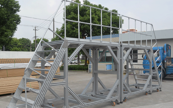 桃子视频官网更新在线观看商场走廊扶手