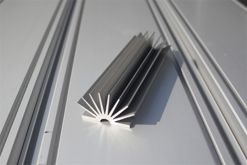 桃子视频官网更新在线观看高密铲齿太阳花散热器